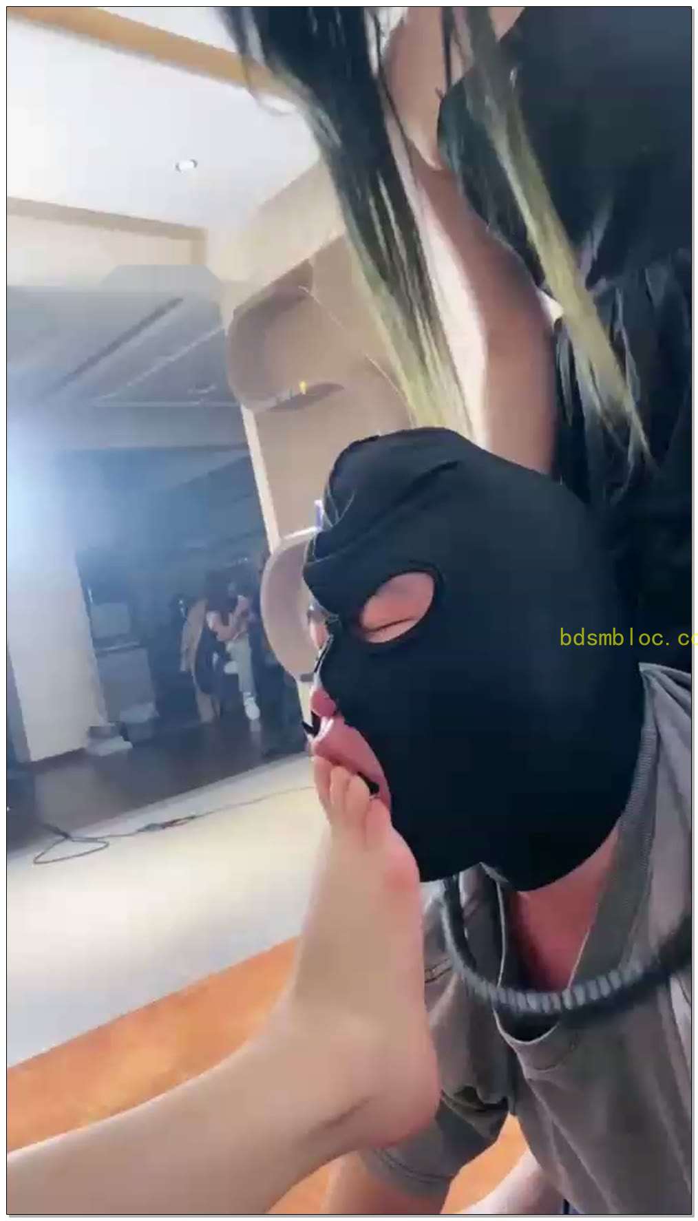 【领主老大】母狗喝自己的尿，转身吐给公狗