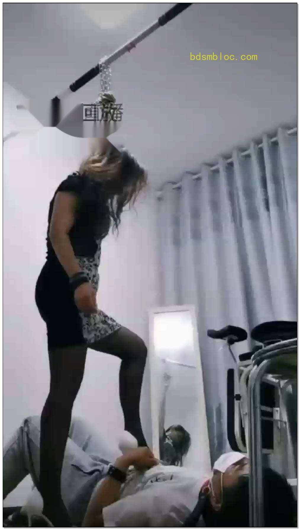 【浮华s】继母的诱惑偷闻后妈的脚被惩罚