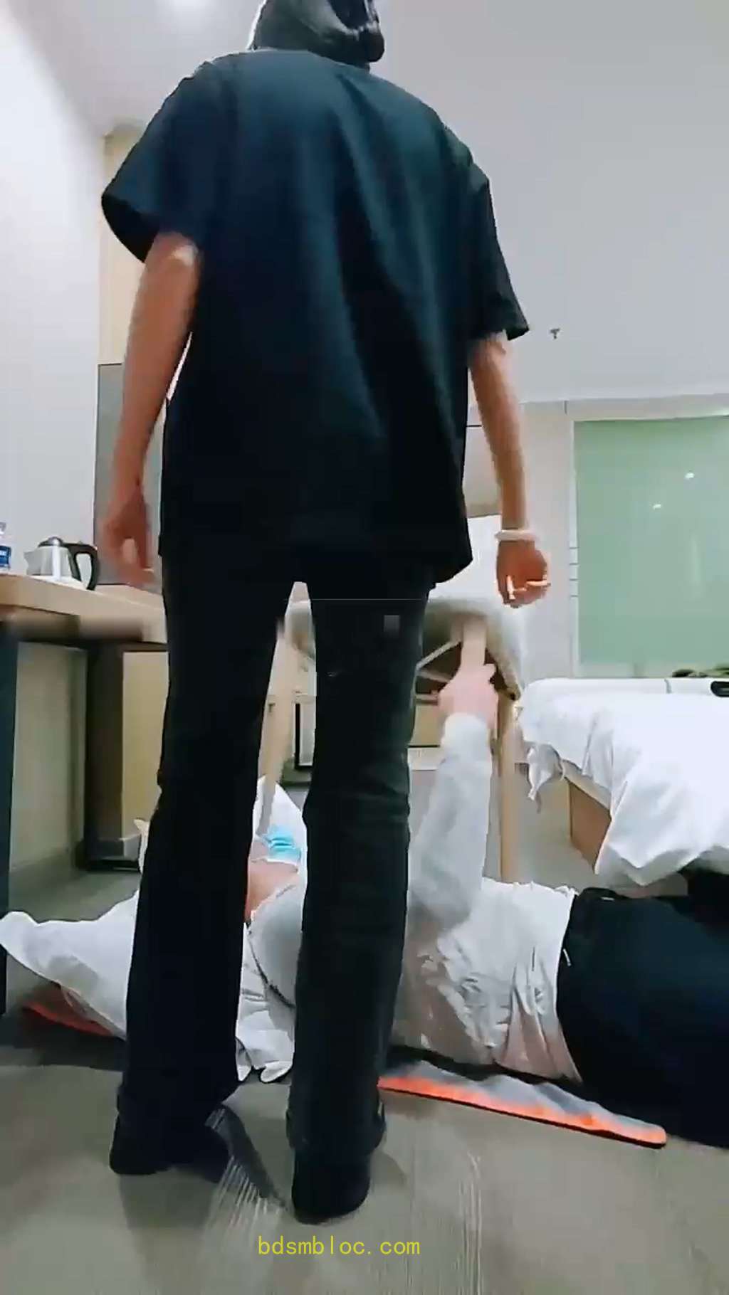 【黑狗】靴子跺脸