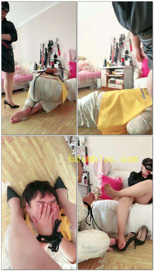 【佳琪女王s】外卖员偷闻丝袜脚被抓